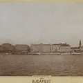 pesti szállodasor. A Vigadótól jobbra az Első Magyar Általános Biztosító Intézet székháza, a Grand Hotel Hungária és a Hotel Bristol épületei a Dunáról nézve. A kép szélén a Nagyboldogasszony ortodox székesegyház. A felvétel 1912 után készült. A kép 