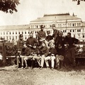 Császári és Királyi Katonai Műszaki Főiskola (ma HTL Mödling néven főiskola), kadétok a főépület előtt.