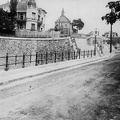 Apostol utca. Szemben a Budapest ostroma során elpusztult Veronika utcai kápolna.
