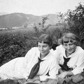 ápolónők az első világháború alatt, balra a háttérben a barakk kórház.