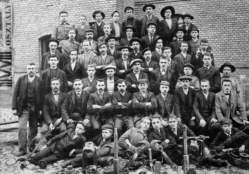 Csavargyári munkások a XX. század elején.