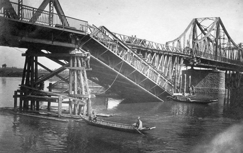 lerombolt híd a Dnyeszter folyón.