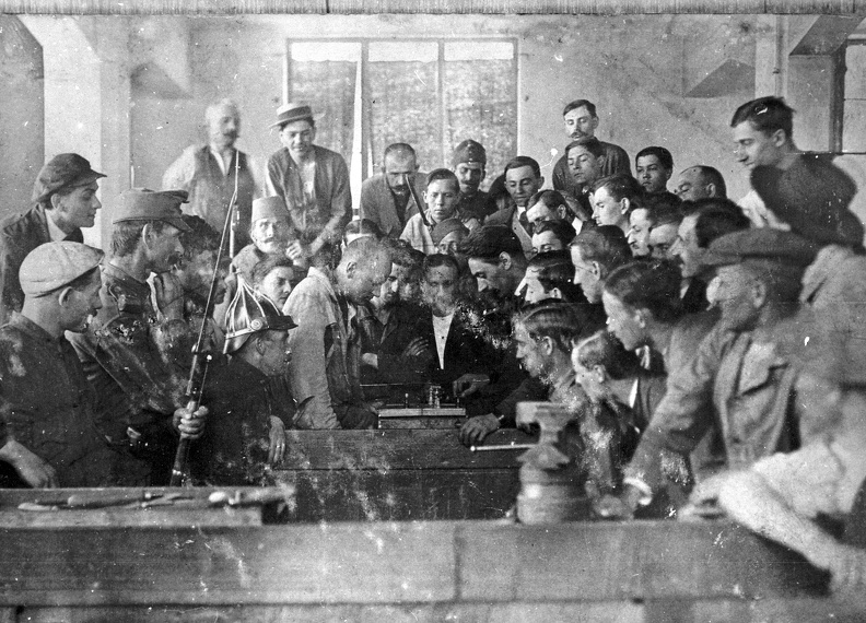 Sakkozó munkások sztrájk idején a Soroksári úti Fegyvergyárban.