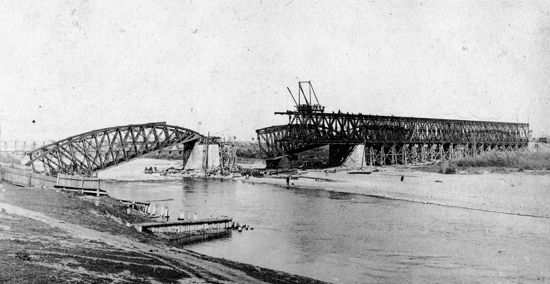 új vasúti híd építése a lerombolt mellett.