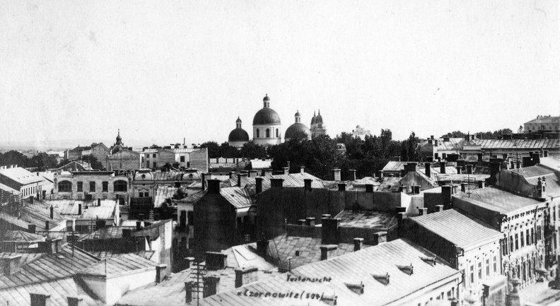 a város látképe, háttérben a Szentlélek ortodox székesegyház kupolái.