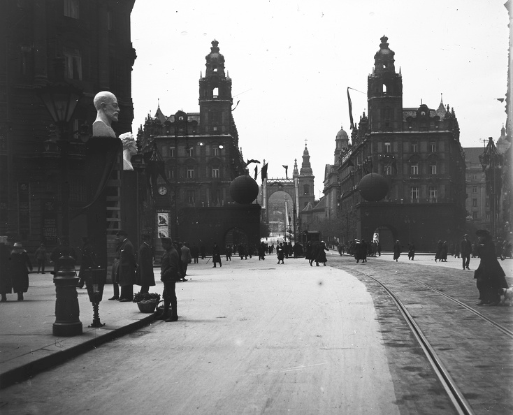 Ferenciek tere (Kígyó tér) a Kossuth Lajos utca felől nézve.