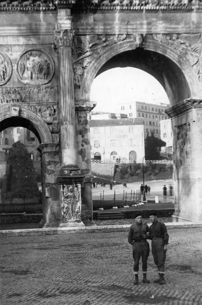 Piazza del Colosseo, háttérben Constantinus diadalíve.