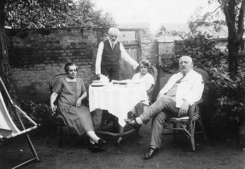 középen áll Cholnoky Jenő földrajztudós, mellette ül felesége Fink Ida.
