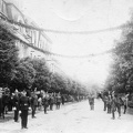 Baross út a Kossuth Lajos utca felé nézve. A tömeg Horthy Miklós kormányzó érkezését várja, aki többek között vitézek telekbeiktatására érkezett a városba 1927. május 22-én.
