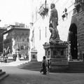 Piazza della Signoria, középen Michelangelo Dávid szobrának másolata a régi városháza, a Palazzo Vecchio bejáratánál.