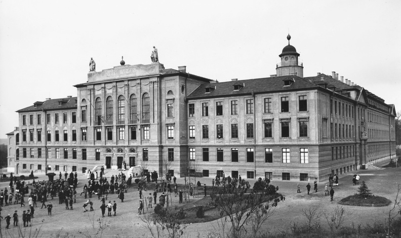 Egyetem tér, Jászóvári Premontrei Kanonokrend Gödöllői Reálgimnáziuma. Ma az épületegyüttesben a Szent István Egyetem működik.