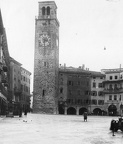 Piazza 3 Novembre, középen a Torre Apponale.