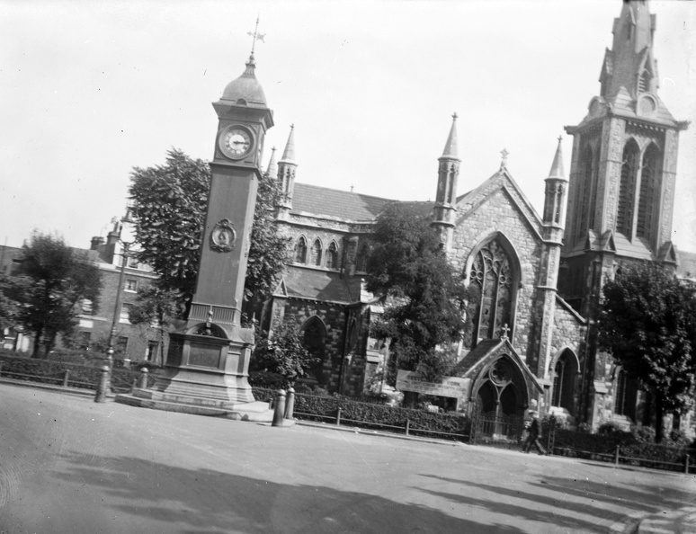 Highbury Krisztus templom, előtérben az óratorony (Highbury Clock Tower).