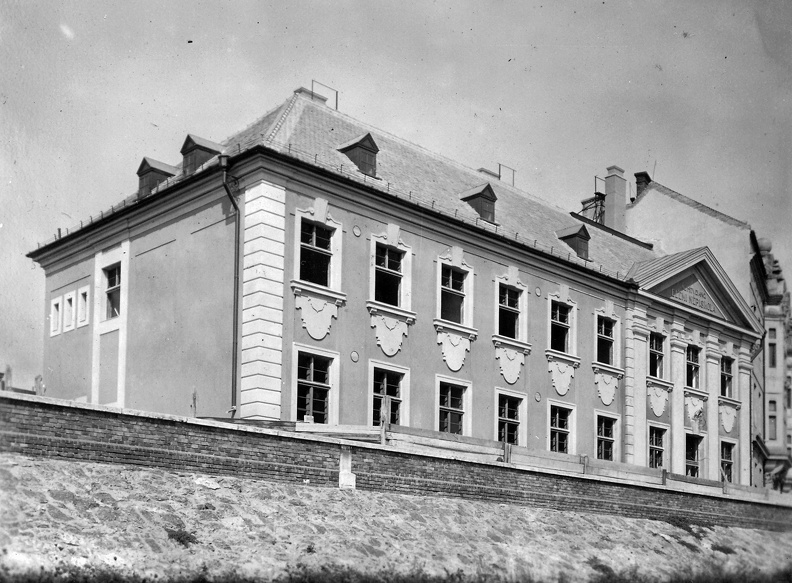 Péterfy Sándor utca 2. Evangélikus iskola a Rába partjáról nézve.