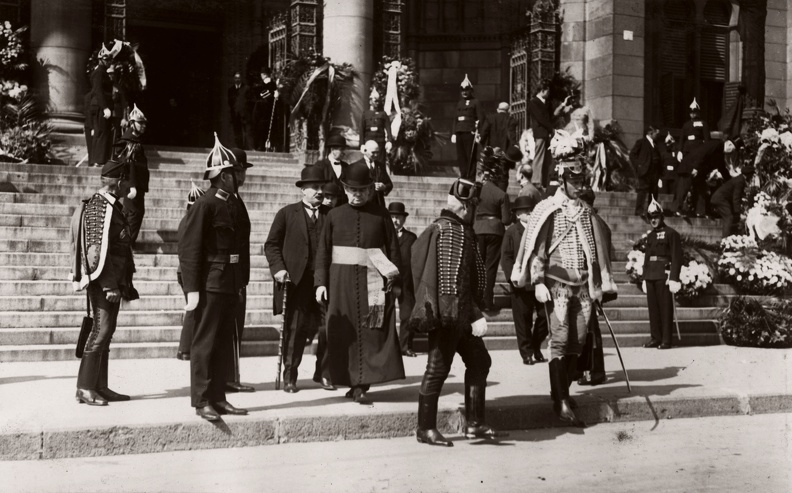 Kossuth Lajos tér, a Parlament lépcsőjénél. Vass József népjóléti és munkaügyi miniszter búcsúztatásáról távozók egy csoportja.