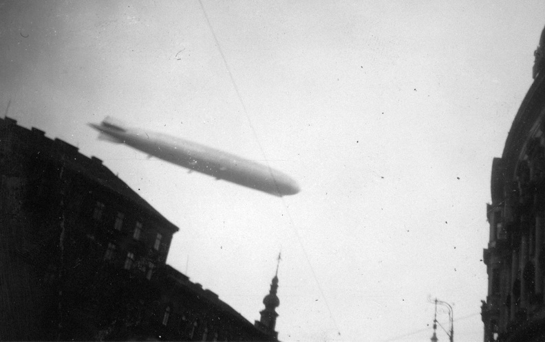 Szent István (Lipót) körút a Nyugati térnél. 1931. március 29. Graf Zeppelin léghajó a házak felett.