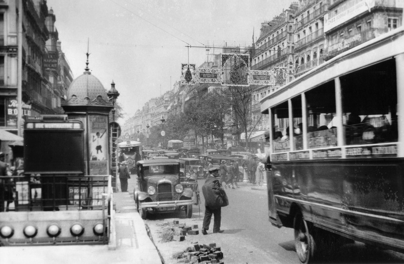 Boulevard Monmartre a Rue Montmartre kereszteződéstől nézve.