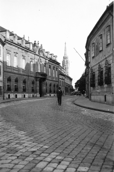 Táncsics Mihály (Verbőczy) utca, balra az Erdődy (Hatvany) palota.