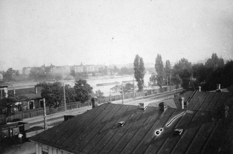 Árpád fejedelem útja (Újlaki rakpart) a Komjádi Béla (Zátony, Monitor) utca felől, a Buda-Császárfürdő állomásépület emeletéről nézve.