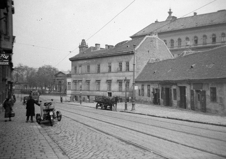 Apród utca az Ybl Miklós tér felé nézve, háttérben a Várkert Kioszk.