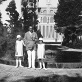 a Golesztán palota "Shams-ol-Emaneh" épülete, előtte ifj. Francsek Imre építész látható a családjával.
