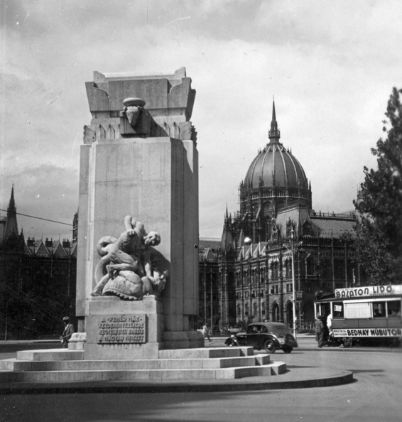 Vértanúk tere, nemzeti vértanúk emlékműve (Füredi Richárd, 1934.). Háttérben a Parlament.