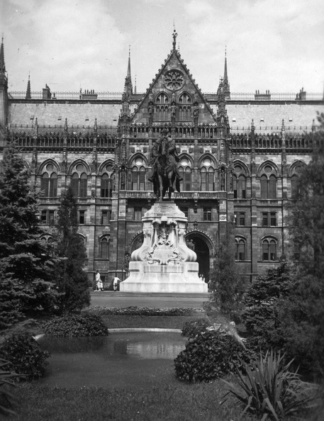 Kossuth Lajos tér, gróf Andrássy Gyula szobra (Zala György, 1906.) a Parlament déli oldalánál.