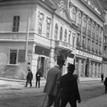 Piarista (Kötő) utca, előtérben a Péterffy-palota (ma Százéves étterem), mögötte a Vasudvar. Balra a Galamb utca torkolata.