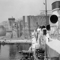 az Augustus olasz óceánjáró a nápolyi kikötőben, háttérben az Új Vár (Castel Nuovo).