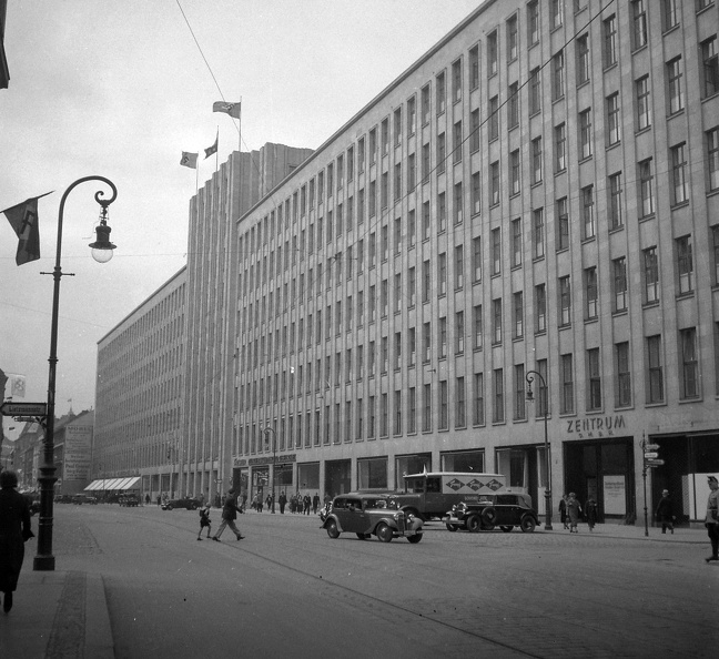 Otto-Braun strasse, Karstadt irodaház. Jelenleg a berlini rendőrség központi épülete.