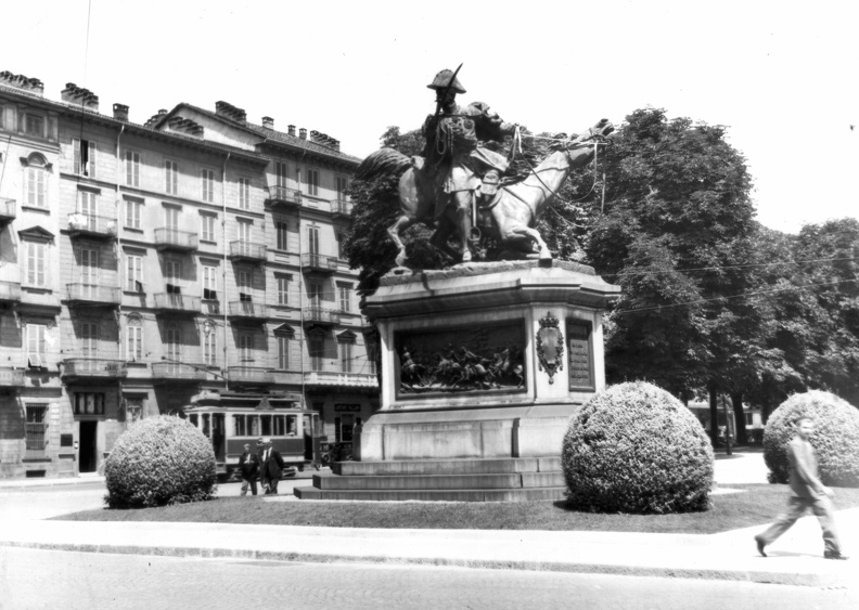 Monumento a Ferdinando di Savoia duca di Genova, Piazza Solferino.