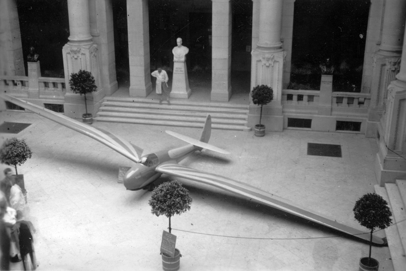 Budapesti Műszaki Egyetem, K (központi) épület, aula. Jancsó Endre és Szokolay András által tervezett M-22 műrepülhető vitorlázó repülőgép, a "Turul".