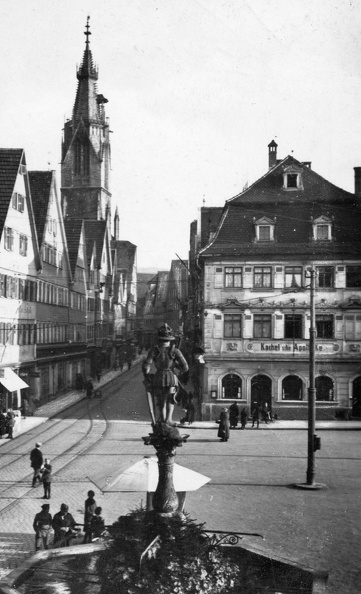 Marktplatz, háttérben a Marienkirche.
