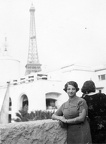 Világkiállítás 1937., háttérben az Eiffel-torony.