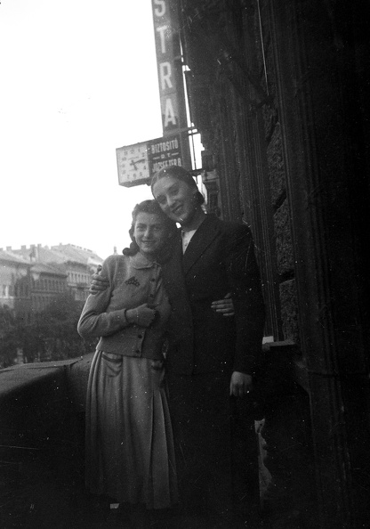 Teréz körút 18. I. emeleti erkélye, háttérben a Teréz körút Oktogon (Mussolini tér) előtti házai.
