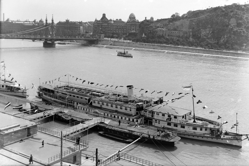Belgrád (Ferenc József) rakpart, nemzetközi hajóállomás. Látkép a Szent Gellért tér felé.
