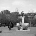 Hüvelyk Matyi szobra (Telcs Ede, 1934.), háttérben a Ignotus (Klára) utca házai.