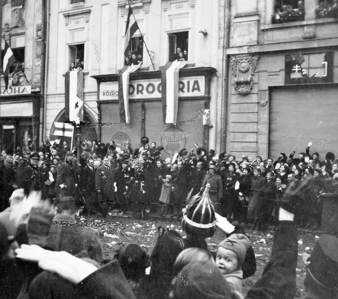 Fő tér, 1938. november 11., Horthy Miklós kormányzó (balra) bevonulása.