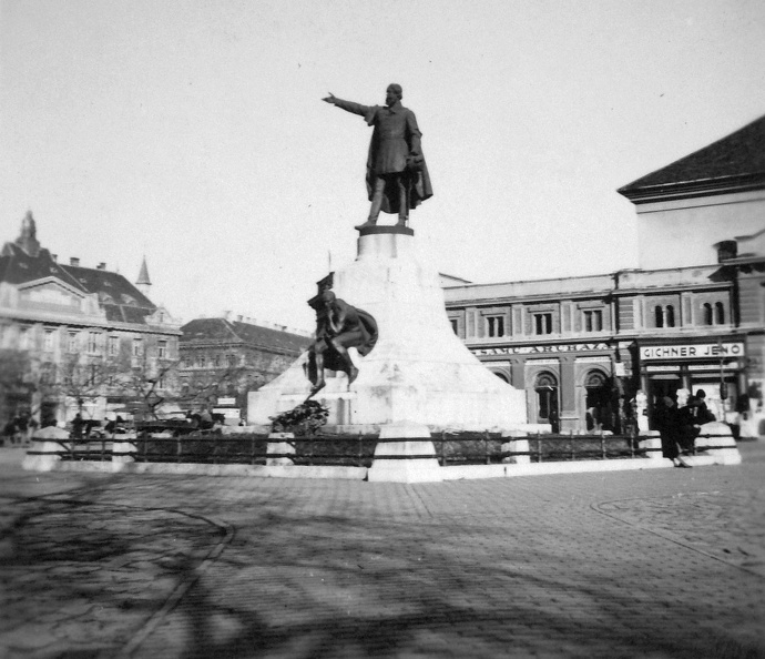 Kossuth tér, Kossuth Lajos szobra (Telcs Ede, 1906.).