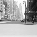 Nyugati 57. utca a 7. sugárúti kereszteződésből nézve, jobbra a sarkon a Carnegie Hall.