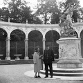 a kastély parkja, Bosquet de la Colonnade, középen François Girardon alkotása: Plutó elrabolja Proserpinát.
