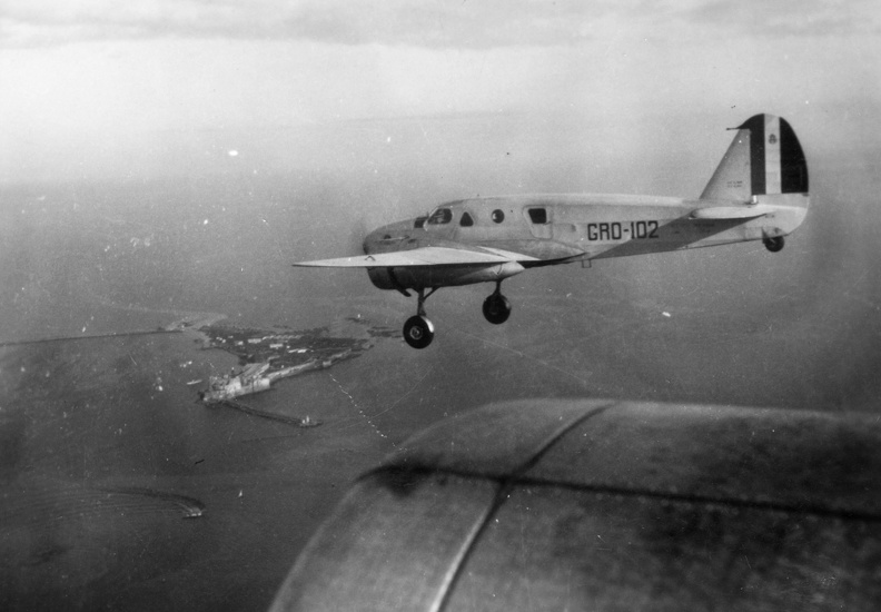 Taranto-i öböl, San Pietro-sziget. Az Olasz Légierő Caproni Ca-310 Libeccio típusú könnyűbombázó repülőgépe.
