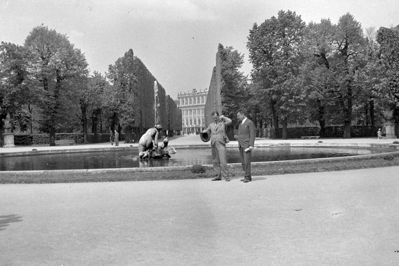 Schönbrunni-kastély a parkból nézve