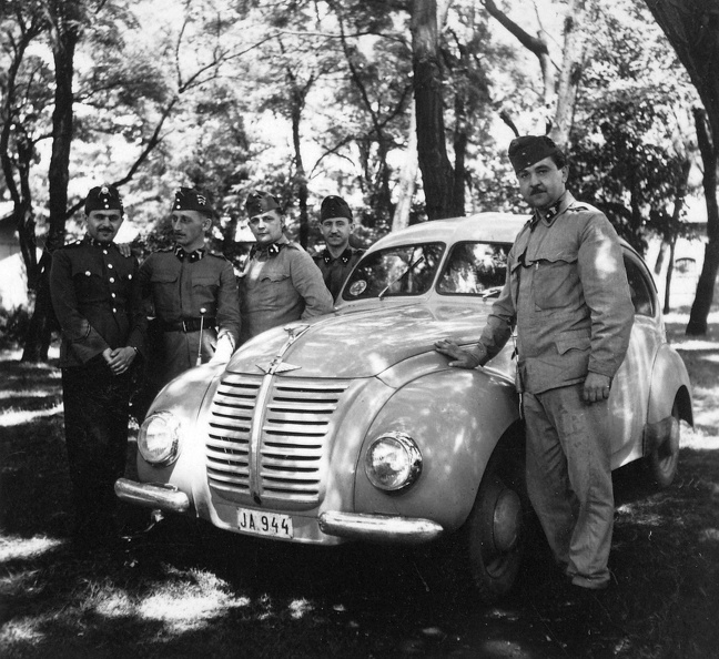 Hanomag 1,3 literes (1939) személygépkocsi a honvédség állományában, civil rendszámmal.