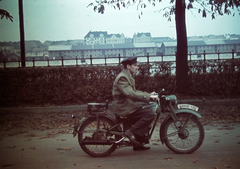 Műegyetem rakpart, szemben a Közraktárak, Ardie VF 125 típusú német gyártmányú motorkerékpár.