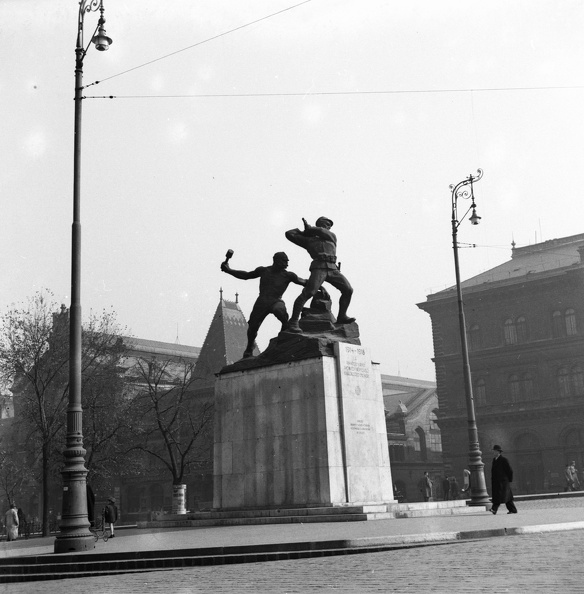 Fővám tér, 1. honvéd és népfölkelő gyalogezred emlékműve (Márton Ferenc, Siklódy Lőrinc alkotása, 1938.).