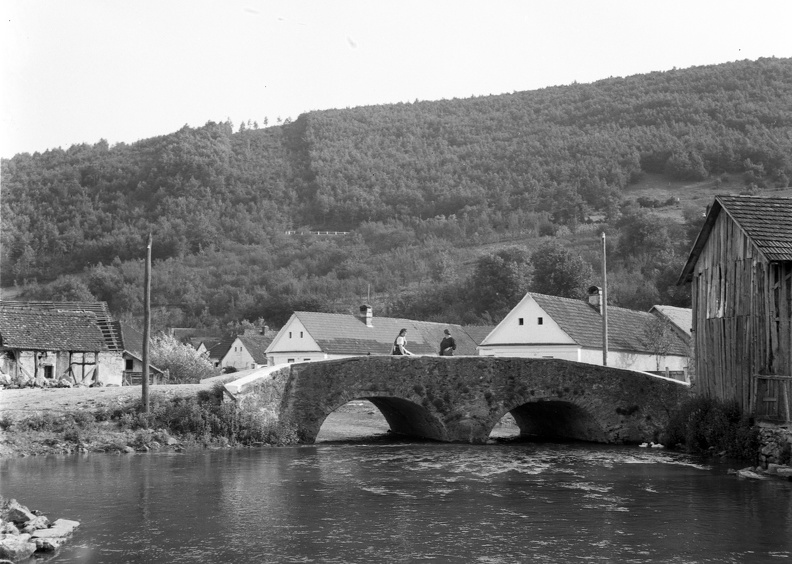 híd a Jósva patak felett.