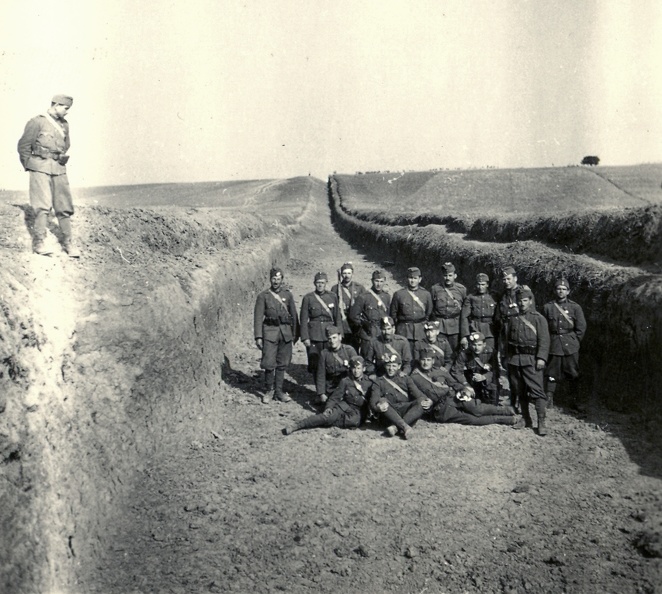 híradósok a tankcsapdában a magyar csapatok bevonulása idején.