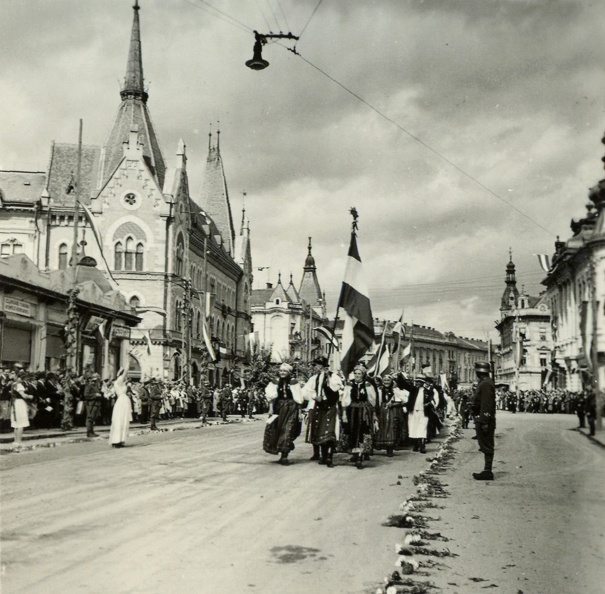 Wesselényi Mikós utca (Strada Regele Ferdinand) a Szamos-híd felé nézve. Székely küldöttség a magyar csapatok bevonulása idején.