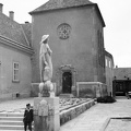 a Szent Anna kápolna az előtérben Kálmáncsai Domonkos szobrával.